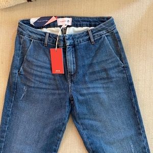 Mid rise slim leg jean. Size 25. Sundry.